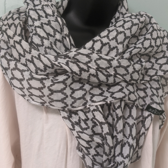 Lot of 2 J crew scarves. Blue and white and black and white - Picture 7 of 13